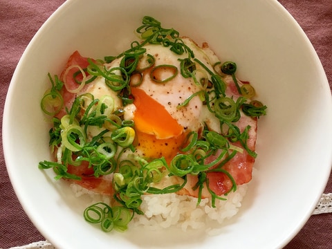 だし醤油で食べるネギのせベーコンエッグご飯♡